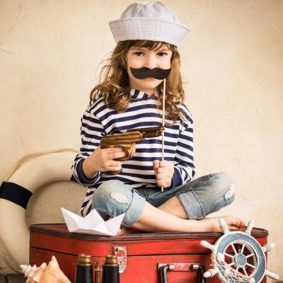 Fiche d'activité détaillée pour fabriquer une moustache de pirate pour se déguiser ou pour le carnaval. Moustache de pirate en papier