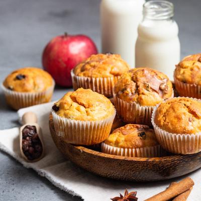 De la farine, des oeufs, du beurre, du bon sucre, des pommes et des raisins sont les principaux ingrédients de ces muffins pomme raisin. Les enfants adorent les muffins déclinés sous toutes les formes