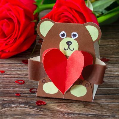 Ours en papier qui tient un coeur