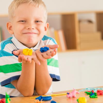 La pâte à sel est une activité simple, économique et accessible aux enfants dès 2 ans. Retrouvez sans plus attendre la recette de la pâte à sel ainsi que toutes nos idées d’activités à faire avec de l