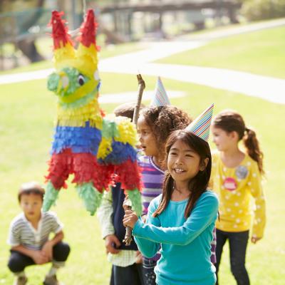 Les enfants adorant les pinatas, voici tous les modèles de pinata Tête à modeler à faire avec vos enfants. La pinata est une grosse figurine ou une forme  remplit de friandises, de bonbons ou de petit