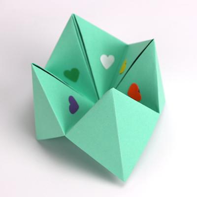 Comment réaliser une cocotte en papier ? Vous trouverez ici une explication pas à pas afin de réaliser une cocotte en papier pour les enfants. C'est un jeu simple à faire et très drôle. Vous trouverez
