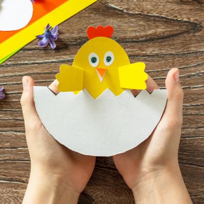 Ce poussin de Pâques dans son oeuf est un bricolage de Pâques très facile à faire avec les enfants pour cette fête que les enfants aiment tant. Il ne faudra que du papier de couleur afin de le réalise