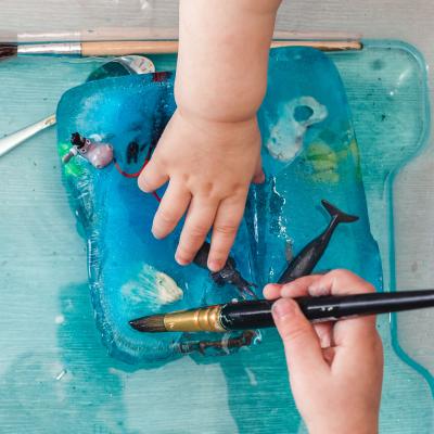Activité sensorielle enfant Montessori pour libérer les animaux de la glace. Une activités pour les grands et les plus petits qui les amusera beaucoup.