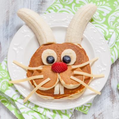 La recette des œufs en chocolat de Pâques qui plaira aux petits comme aux grands. Une activité gourmande et drôle à faire en famille avant la chasse aux oeufs. Retrouvez toutes les informations et ast