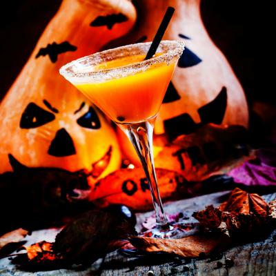 Voilà une boisson d'halloween qui va plaire à vos petits monstres ! Composé de jus d'orange, de grenadine et d'autres surprises, ce coktail des sorcières couleur citrouille est la boisson sans alcool 