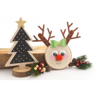 Renne de Noël avec un rondin et des bâtonnets en bois