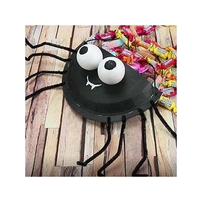 Halloween : réaliser ses sachets et ses paniers de bonbons pour la fête. Le enfants pouront participer à la chasse aux bonbons avec des sacs faits maison.