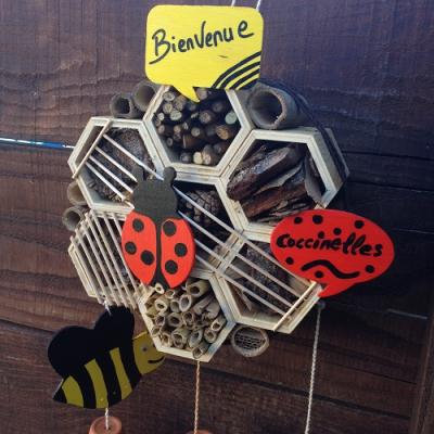 Comment fabriquer un hôtel à insectes ? Découvrez les étapes pour en fabriquer un facilement afin d'aider els insectes