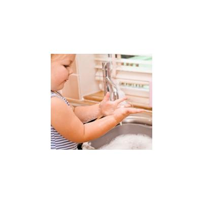 Enfant se lavant les mains