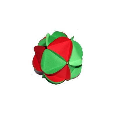 Voici un modèle de boule de Noël en 3D entièrement réalisée avec du papier épais ! On ne pourra plus dire que les boules de Noël coutent cher. Ces boules peuvent être r&amp