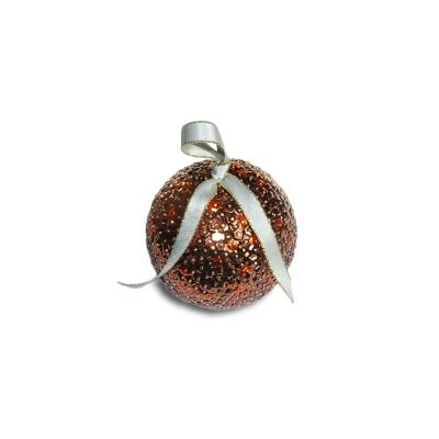 Fabriquer une jolie boule de Noël avec une boule de polystyrène et des paillettes à facettes pour briller sous les lumières de Noël