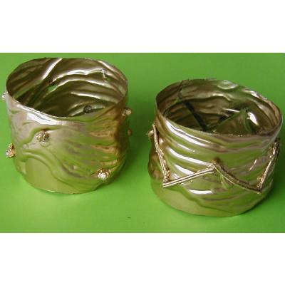 Bracelet africain réalisé avec des bouteilles en plastique