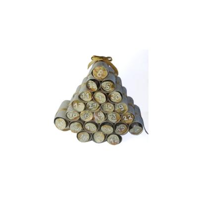Un calendrier de l'Avent à fabriquer avec des rouleaux en carton. Une idée de bricolage de Noël pas chère qui amuse les enfant et décore joliment la maison