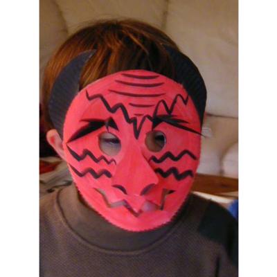 Garçon au masque de diable