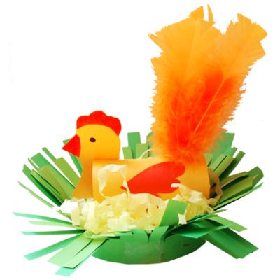 Poule de Pâques avec une queue de plumes dans son nid