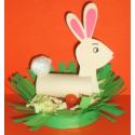 Lapin de Pâques sur l'herbe