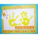Réaliser une composition de scrapbooking pour mettre en scène l'empreinte des mains de l'enfant