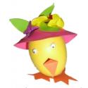 Explications pour réaliser un poussin avec un oeuf et protant un chapeau à fleurs