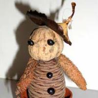 Activité de bricolage pour réaliser un bonhomme réalisé avec des fruits d'automne ramassés par les enfants lors des promenades en famille. Ces petits bonshommes insolites peuvent servir à l