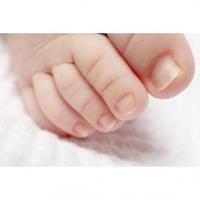 La peau et les ongles de bébé poussent 