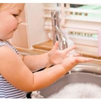Enfant se lavant les mains