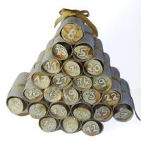 Un calendrier de l'Avent à fabriquer avec des rouleaux en carton. Une idée de bricolage de Noël pas chère qui amuse les enfant et décore joliment la maison