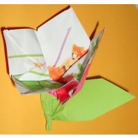 Faire un pliage en forme de fleur est un jeu d'enfant à la portée de tous. L'enfant apprend et répète le pliage de l'origami du bateau facilement.