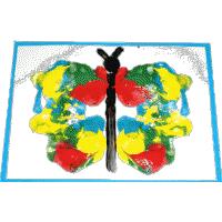 Réaliser une peinture papillon avec les mains de bébé
