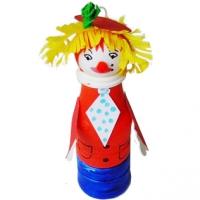 Petit jeu de quilles réalisé avec des pot de yaourt