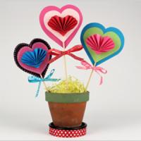 Des brochettes de fleurs en papier