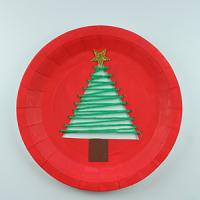 Un sapin brodé sur une assiette en carton :