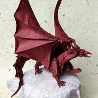 Un dragon :