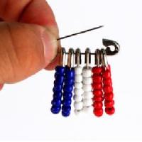 Une broche tricolore :