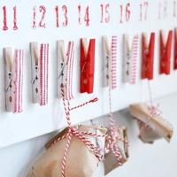 Calendrier de l'Avent avec des petits cadeaux suspendus