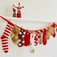 Le calendrier de l'Avent en guirlande de chaussettes :