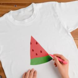 Customisation textile : découvrez 4 méthodes faciles pour personnaliser vos vêtements et accessoires en tissus.