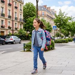 Quel est l’âge idéal pour qu’un enfant aille à l’école seul ? Découvrez les repères, conseils pratiques et critères pour favoriser une autonomie en toute sécurité.