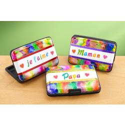 Offrez un porte-cartes unique pour la fête des parents ! Activité DIY facile dès 6 ans avec effets d’encre colorés, stickers et accessoires à découvrir sur le site.