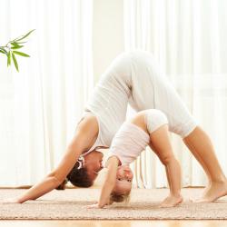 10 séances de sport à faire à la maison avec les enfants lorsque vous ne pouvez pas bouger de chez vous. Que ce soir à cause du mauvais temps ou du confinement, de la quarantaine du Coronavirus, covid