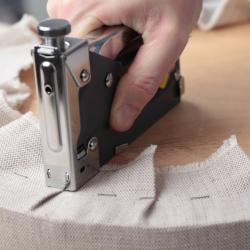 Agrafe : Mot du glossaire Tête à modeler. Une agrafe est une petite pièce de métal ou de plastique servant à attacher ensemble des feuilles de papier.  Activités associées.