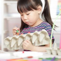 Les bricolages et loisirs créatifs enfants sont l’occasion de faire du recyclage des emballages et des objets liés à la consommation courante. Retrouvez des idées de bricolage utilisant le recyclage d