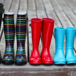 Botte - mot du glossaire Tête à modeler. Une botte est une chaussure qui enferme le pied et une partie de la jambe. Définition et activités associées au mot botte.
