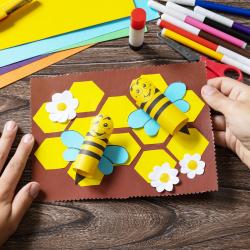 La ruche en papier et ses abeilles