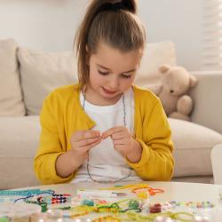 Bijoux mode d'emploi : Les petits et les grands pourrons faire leur propres bijoux avec des perles, des boutons de nacre ou de la pâte à modeler à cuire. L'art du bracelet brésilien n'aura plus de sec