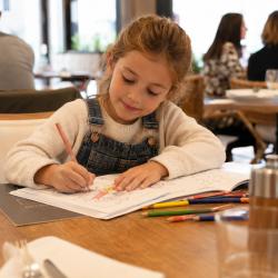 Comment occuper un enfant au restaurant sans écran et sans stress ?
