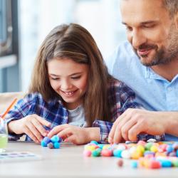 PlayMais est un jeu d’assemblage 100% naturel, 100% sans danger et 100% biodégradable. PlayMais se présente sous la forme de blocs ou de flocons légers composés de maïs, d’eau et de colorants alimenta