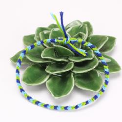Le bracelet brésilien à 3 fils est le bracelet brésilien le plus facile a faire. Il est parfait pour débuter et sera très drole a realiser en vacances. Il pourra etre porte au poignet ou offert en cad