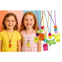 Fabriquez un joli collier avec du plastique magique ! Une activité manuelle amusante et facile dès 6 ans à base de dessin, perles et cordon coloré.