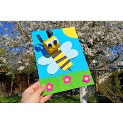 Voilà une activité créative pour les enfants qui sent bon le printemps ! Ce bricolage facile basé sur le découpage et le collage permettra aux enfants de créer une abeille en papier mignonne s